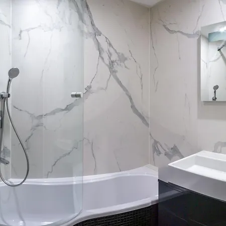 Logis & Restaurant - Les Tuileries מלון