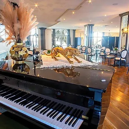 Logis Les Tuileries Hotel