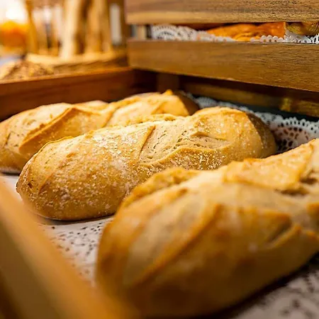 Hotel Logis & Restaurant - Les Tuileries 3*