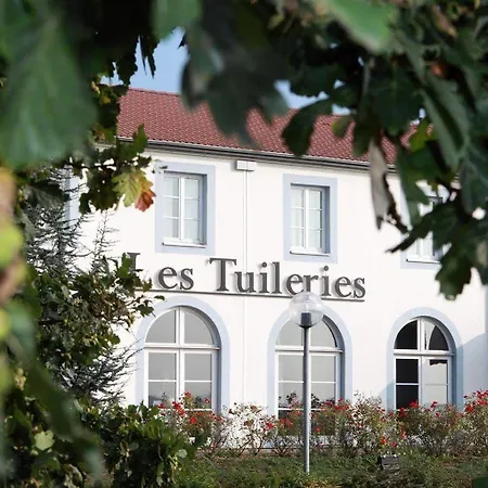 Logis Les Tuileries Hotel
