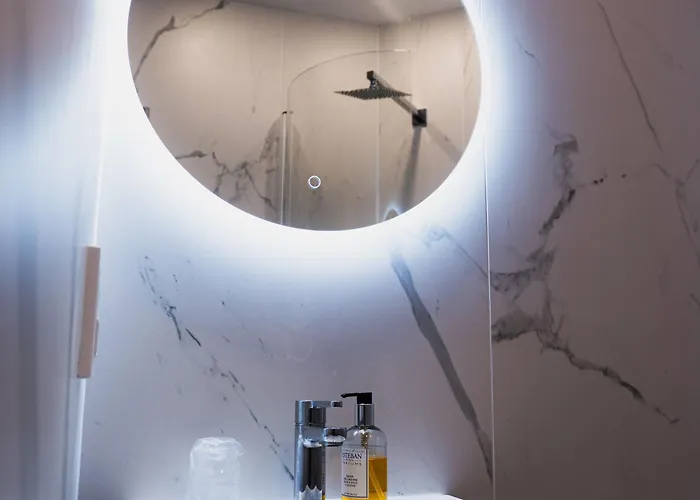 Logis & Restaurant - Les Tuileries Hotel