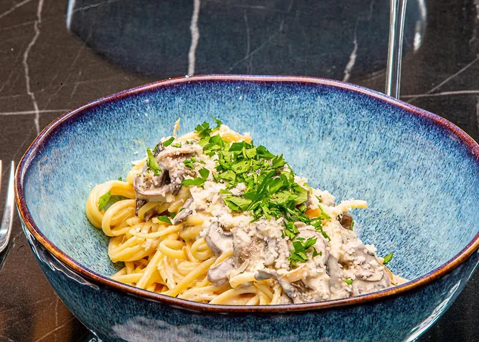 Отель Logis & Restaurant - Les Tuileries