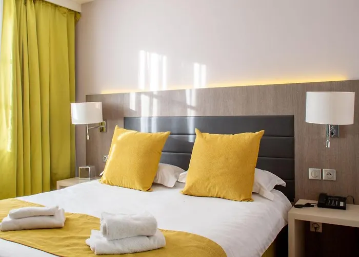 Отель Logis & Restaurant - Les Tuileries