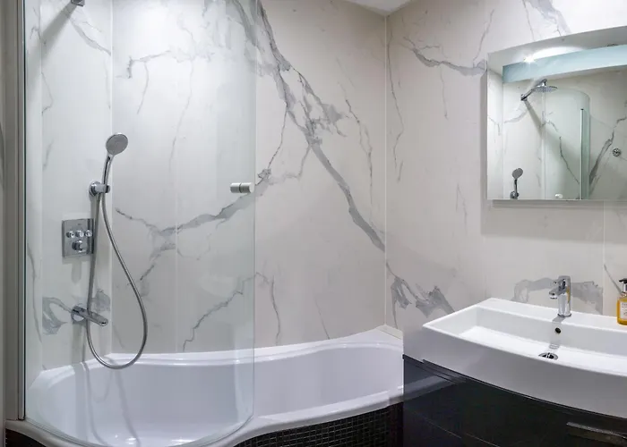 Logis & Restaurant - Les Tuileries Hotel