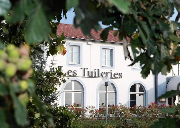 Logis & Restaurant - Les Tuileries Отель