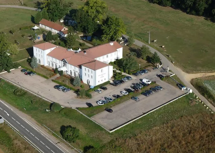 Отель Logis & Restaurant - Les Tuileries 3*