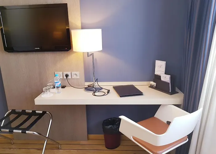 Hotel Logis & Restaurant - Les Tuileries 3*